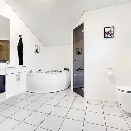 Three-bedroom In Henne * Henne Strand