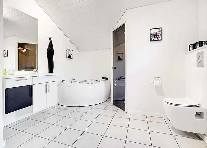 Three-bedroom In Henne * Henne Strand